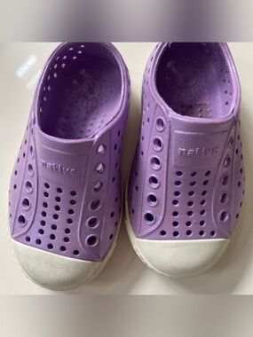 Native Jefferson Slip-On toddlers Shoes in purple shimmer size 5